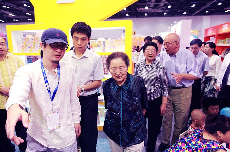 在中国玩具和婴童用品协会会长石晓光的陪同下，原全国人大常委会副委员长、现中国关心下一代工作委员会主任、中国玩具和婴童用品协会名誉会长顾秀莲女士，原全国人大常委会副委员长、现北京玩具协会名誉会长何鲁丽女士亲临展会。三人一行参观了北京玩博会木玩世家展位