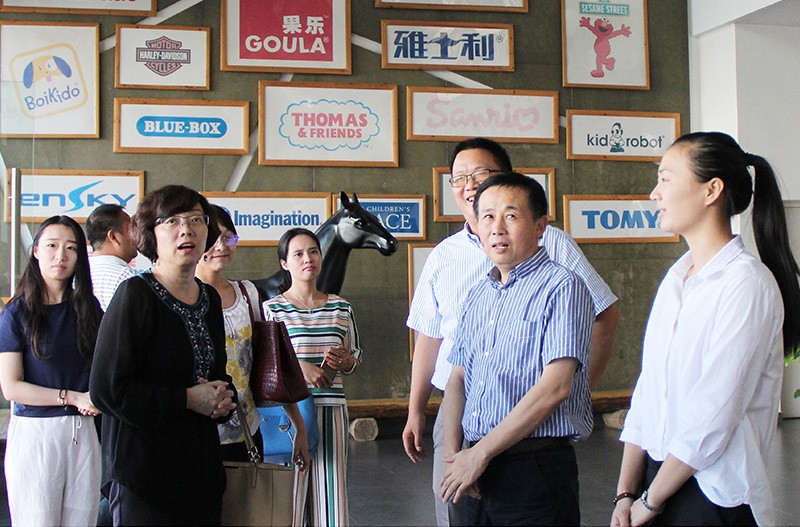 中国玩具和婴童用品协会会长梁梅参观和信公司