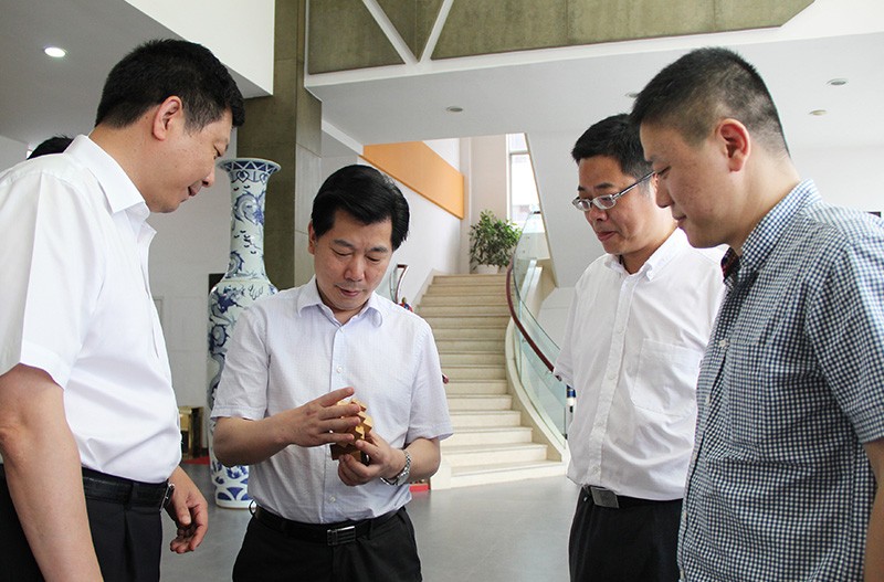 浙江省委常委组织部部长廖国勋前来和信参观视察 , 和信总经理何彬向廖部长汇报木制玩具产业情况