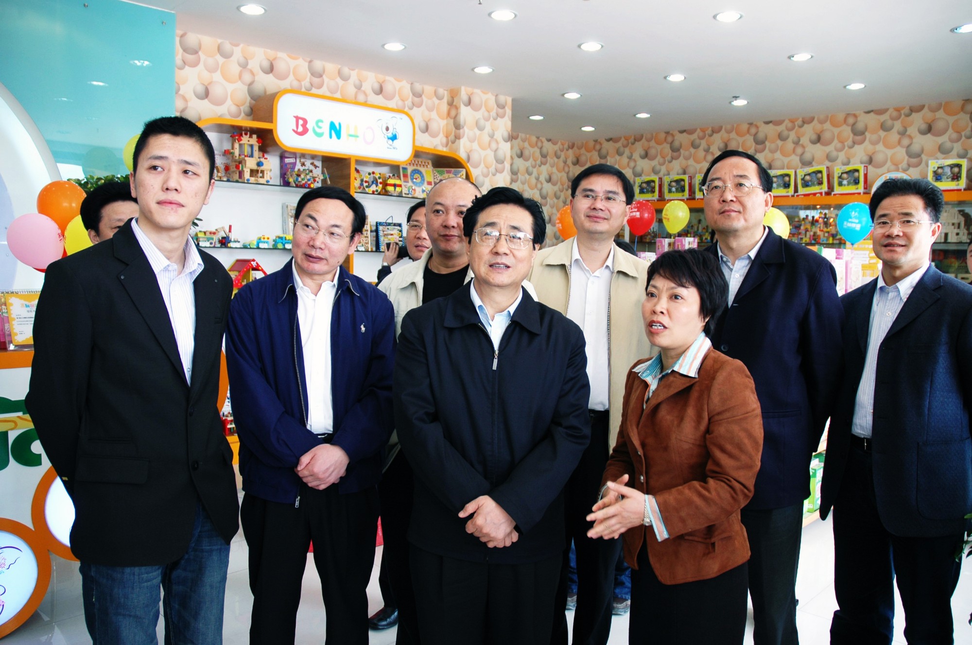 浙江省委书记赵洪祝在丽水市委书记陈荣高、云和县委书记廖思红、县长丁绍雄的陪同下 , 莅临木玩世家云和店参观视察
