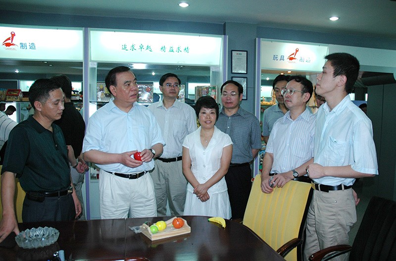 浙江省委副书记 , 省长吕祖善同志前来和信参观视察 , 和信总经理何彬向吕省长汇报木制玩具产业情况