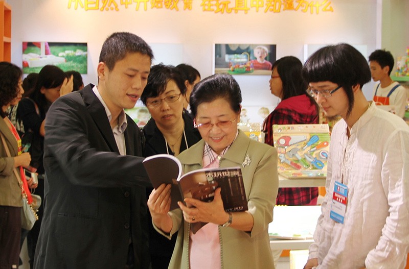 中国轻工业联合会副会长潘蓓蕾女士亲临中国玩具展木玩世家展位